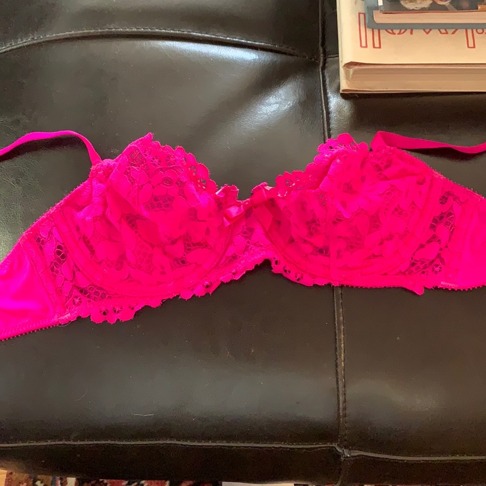 Victoria Secret Bra (size: 32 C)